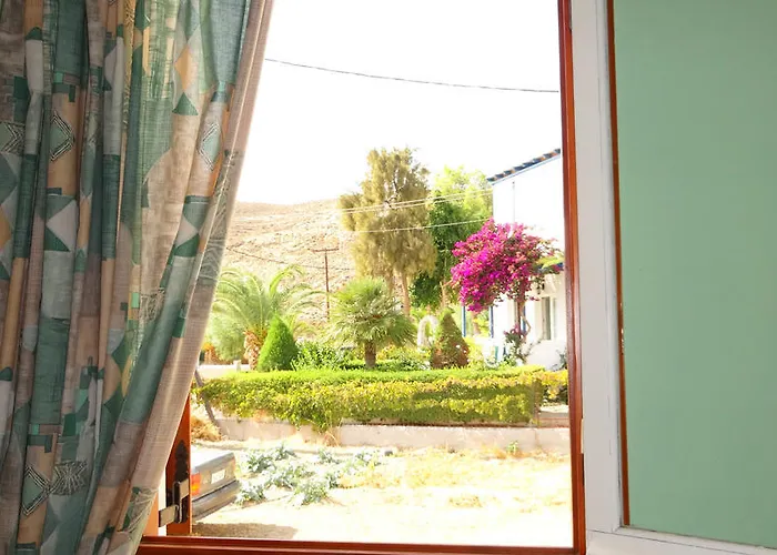 アパート Kamakaris アダマス