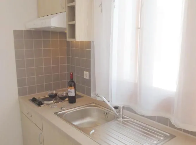 アパート Kamakaris アダマス